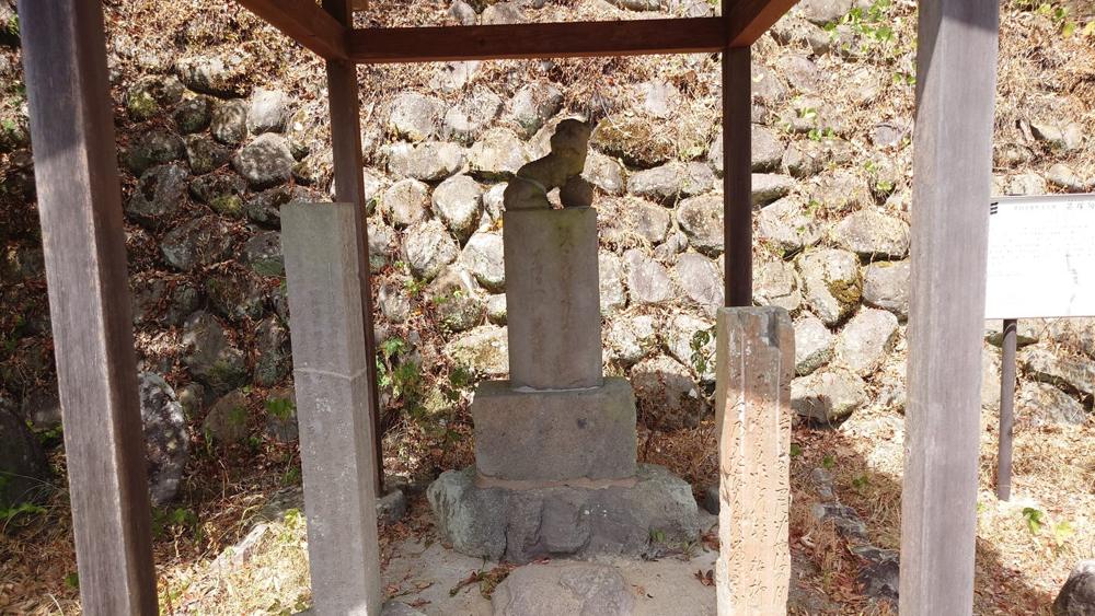 芒塚句碑（三基）。中央が去来の句碑、左が漢詩碑、右が献句碑