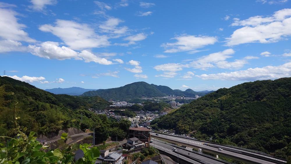 日見峠の頂上から東を望む。眼下に長崎自動車道、その先に日見の町