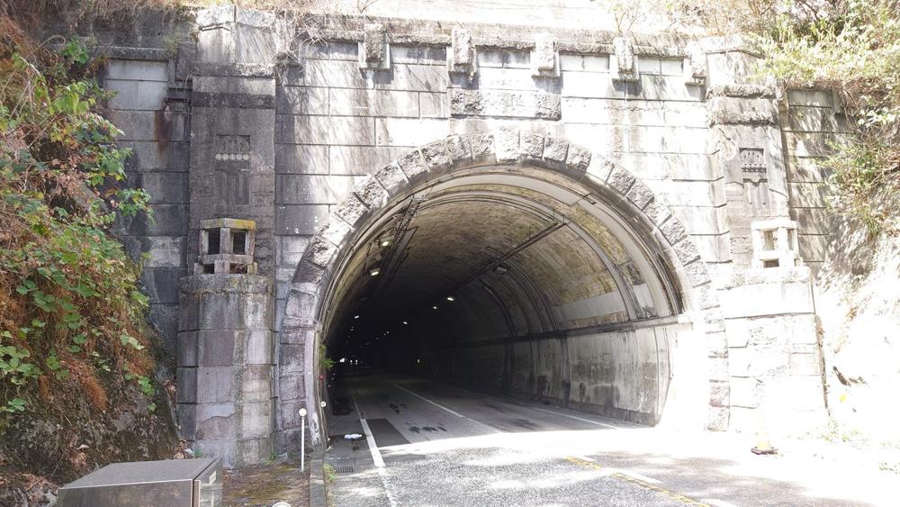 旧日見トンネルの石造りの坑口。扁額に「日見隧道」