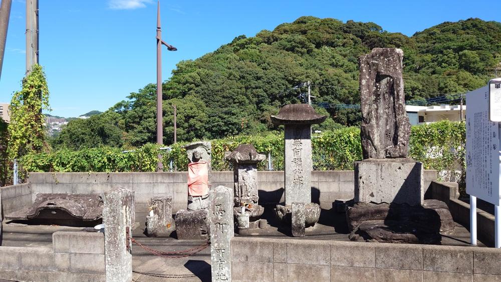 本河内町の馬町墓地に立つ渡鳥塚（右端の自然石）